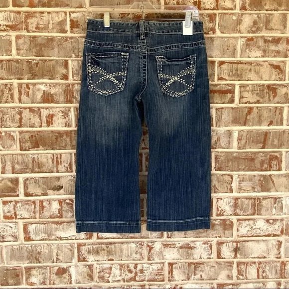 Maurice’s Embroidered Pocket Stitching Curvy Fit  Crop Capri Jeans - Picture 3 of 7